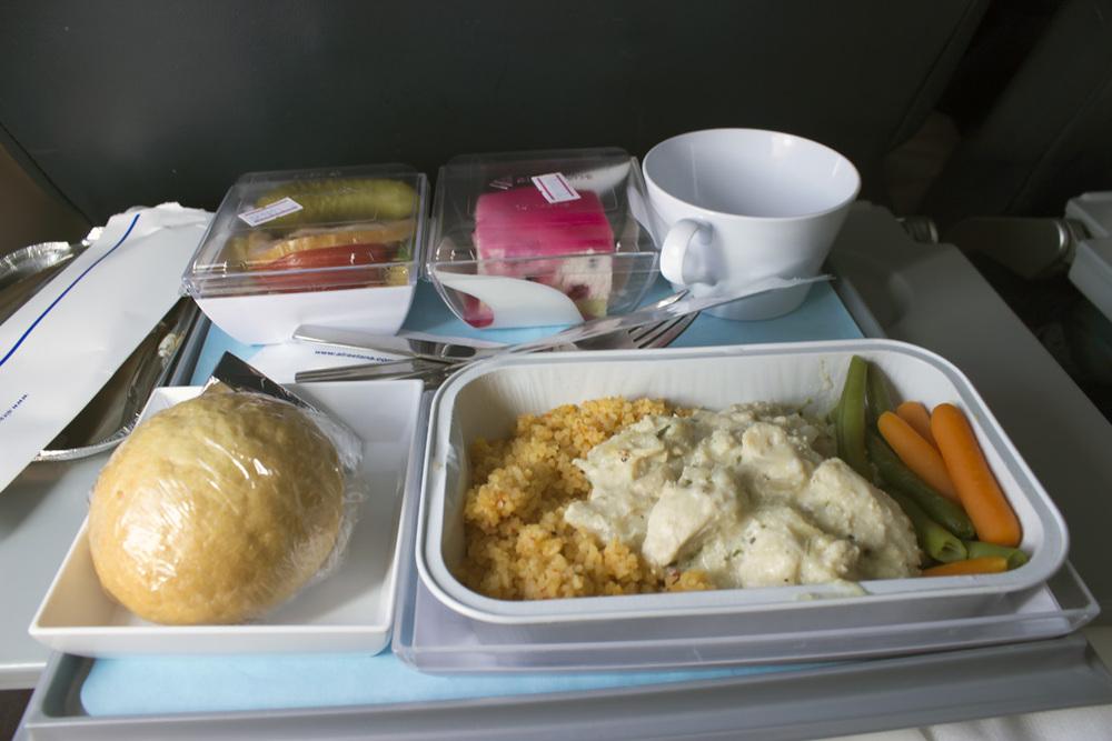 обязан ли авиаперевозчик обеспечивать пассажиров горячей едой